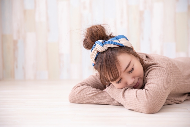休憩する女性