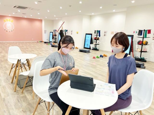 ファディーでカウンセリングを受ける女性
