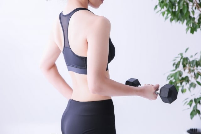 筋トレする女性