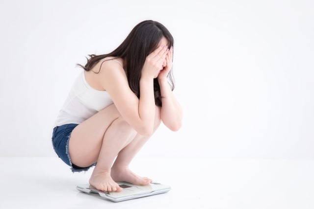 体重計に乗る女性