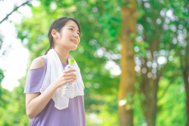 運動する女性