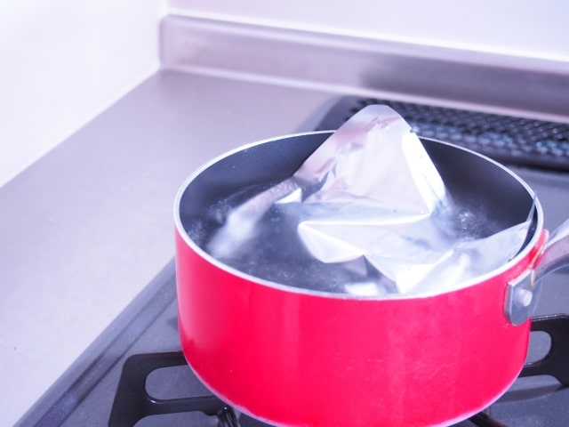 鍋に入ったレトルトカレー