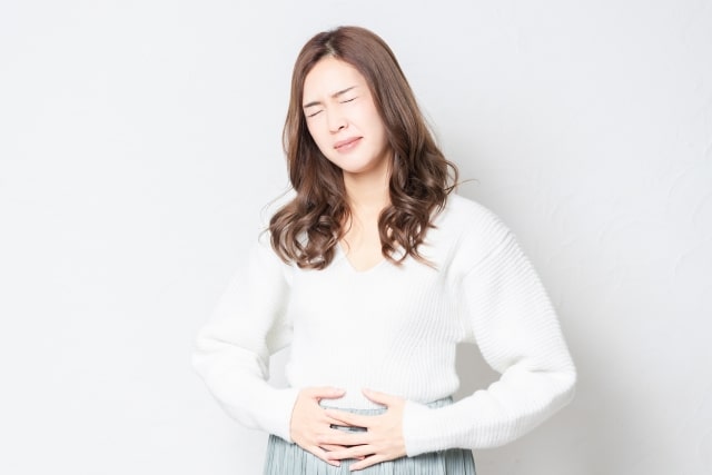 お腹が痛い女性