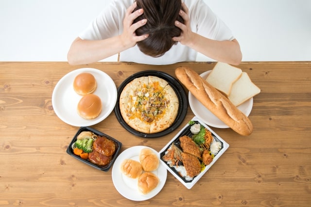 食事に悩む女性