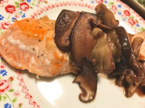 鮭のきのこソース