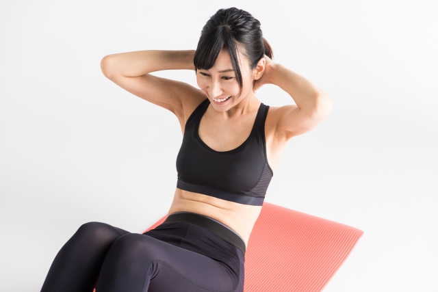 腹筋する女性