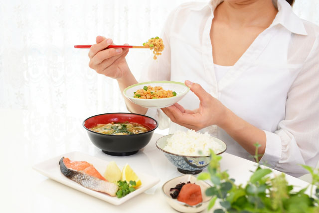 納豆を食べる女性
