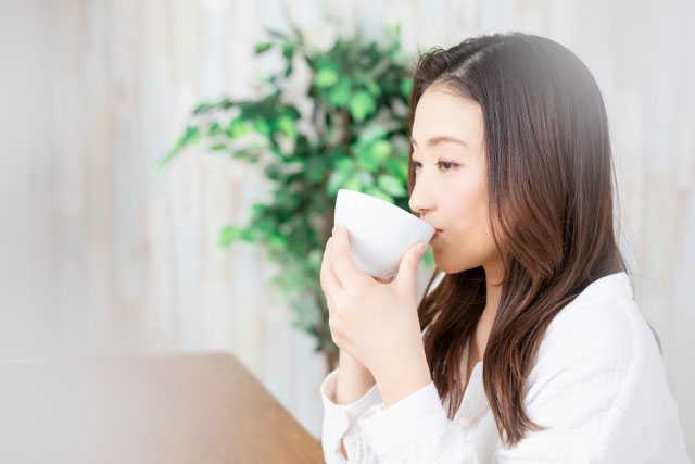 豆乳スープを飲む女性