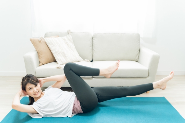 筋トレする女性
