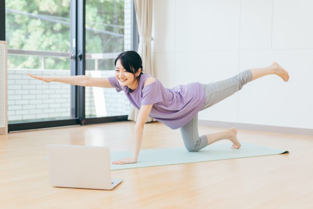 体幹トレーニングする女性