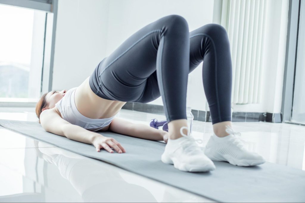 ヒップを筋トレする女性