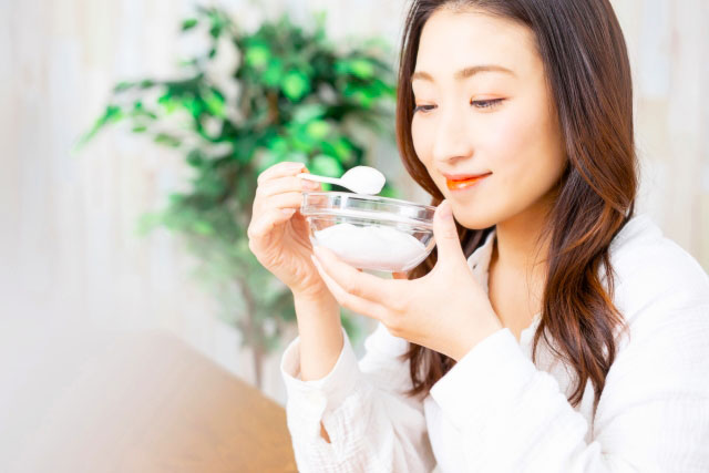 豆乳ヨーグルトを食べる女性