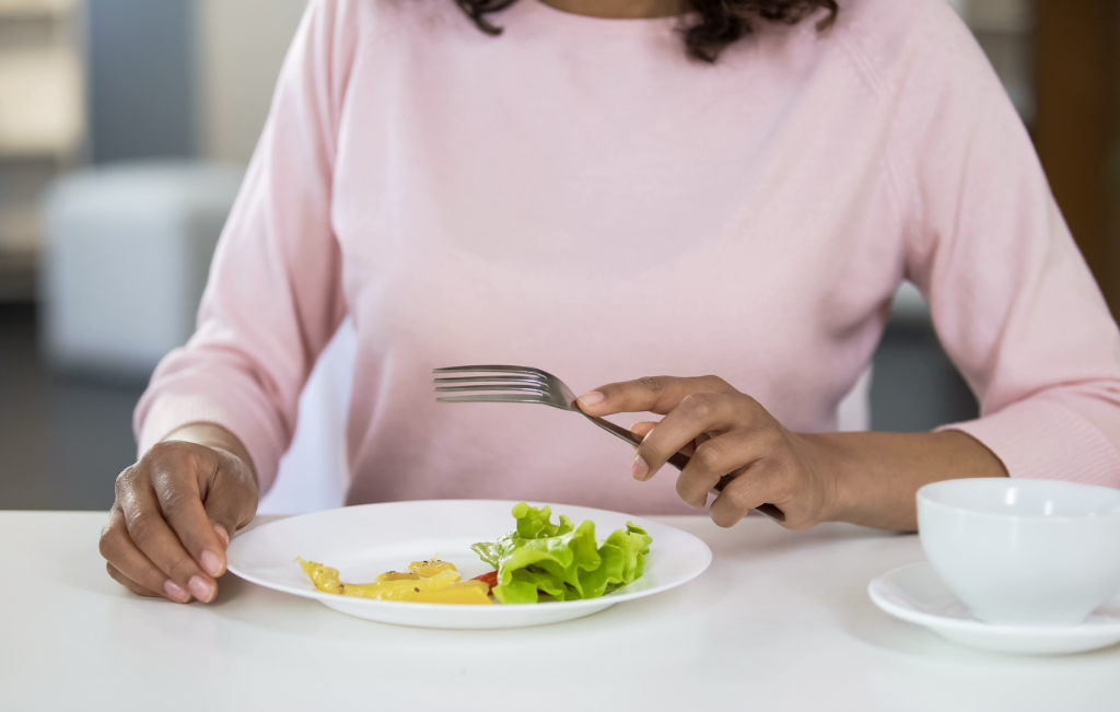 食事する女性