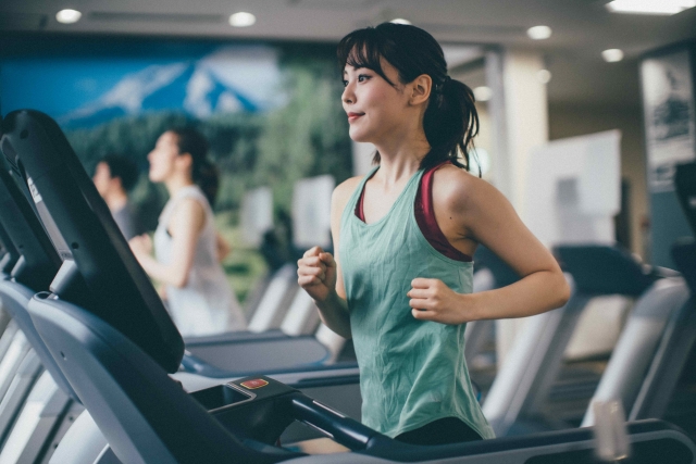 筋トレする女性