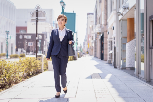 歩く女性