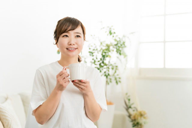 アーモンドミルクを飲む女性