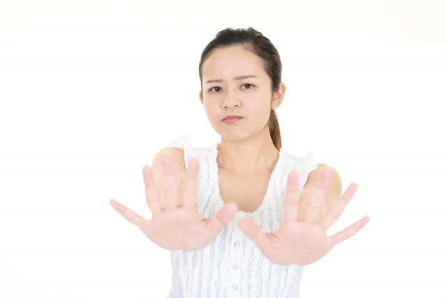 拒絶する女性