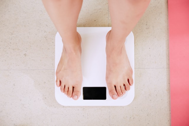 ケトジェニックダイエット中に体重に乗る女性