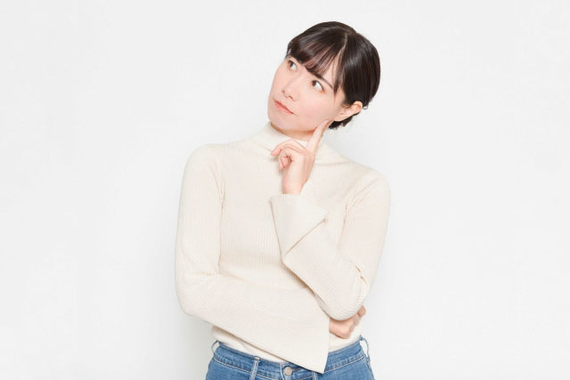 首を傾げる女性