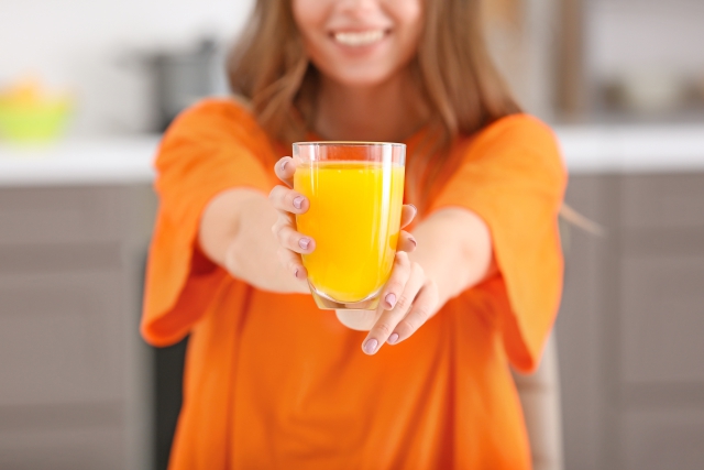 ドリンクを差し出す女性