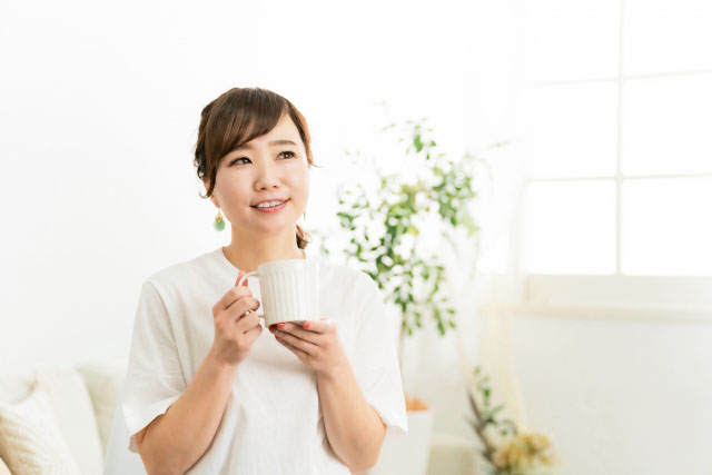飲む女性