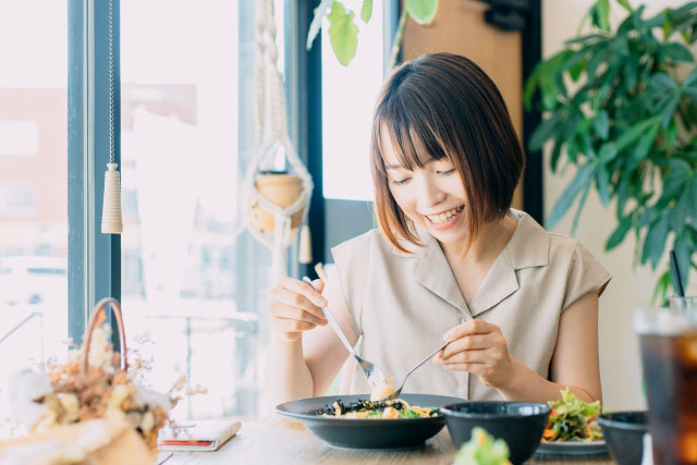 食事する女性