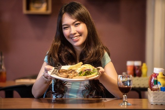 脂質制限中に食事する女性