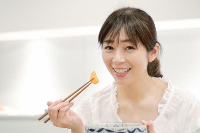 食べる女性
