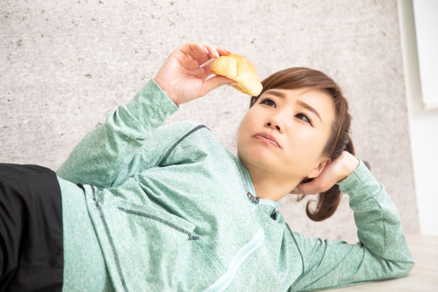 食事する女性
