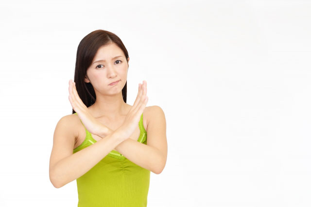 注意する女性
