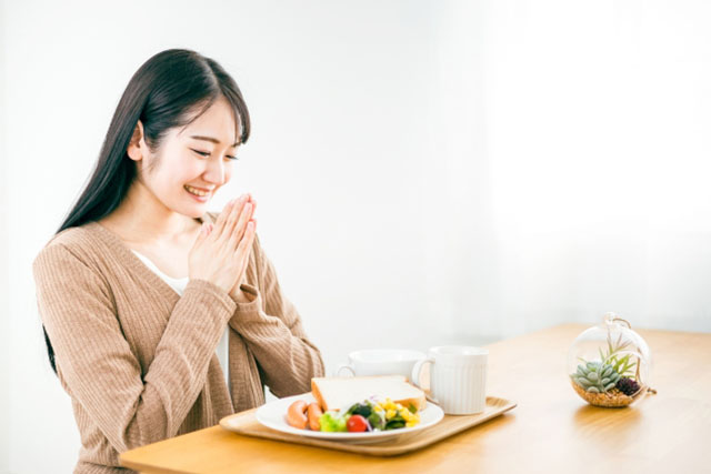 食事する女性