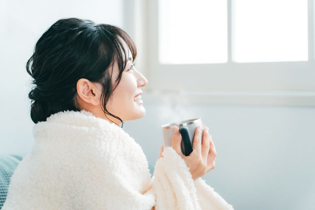飲む女性