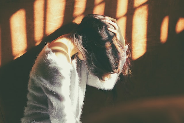 体調不良の女性