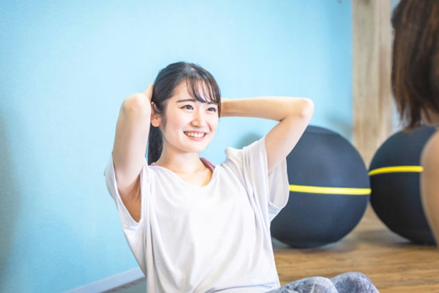 筋トレする女性