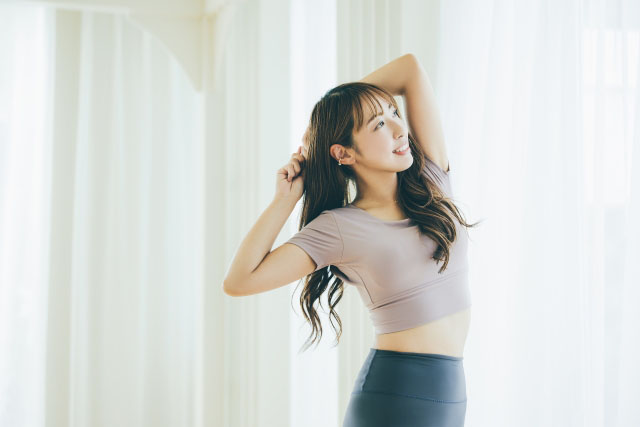 ストレッチする女性