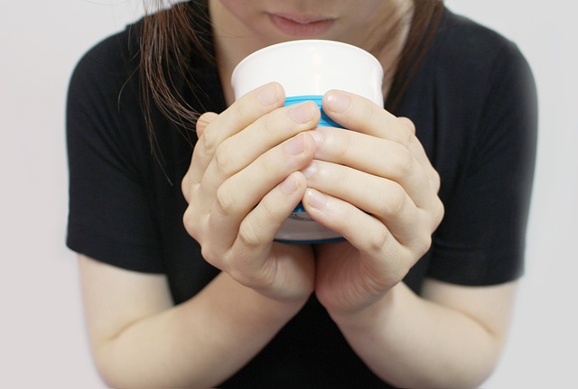 お酒を飲む女性
