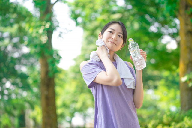運動する女性