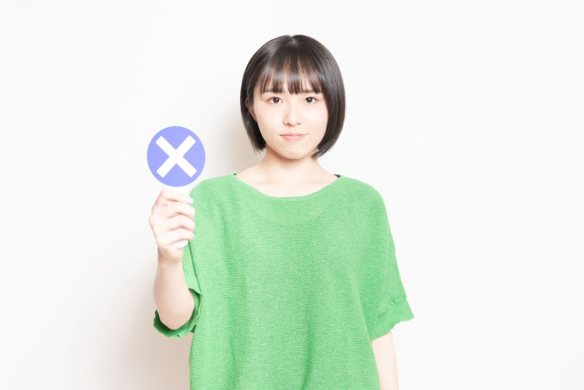 注意する女性