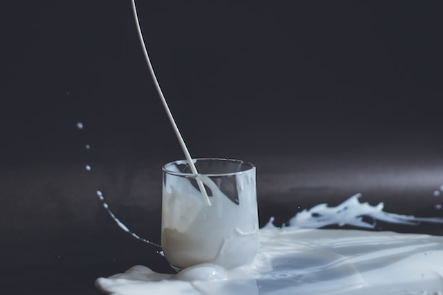牛乳をコップに注ぐ