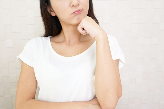 悩む女性
