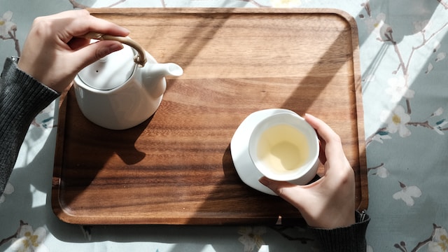 お茶を淹れる女性