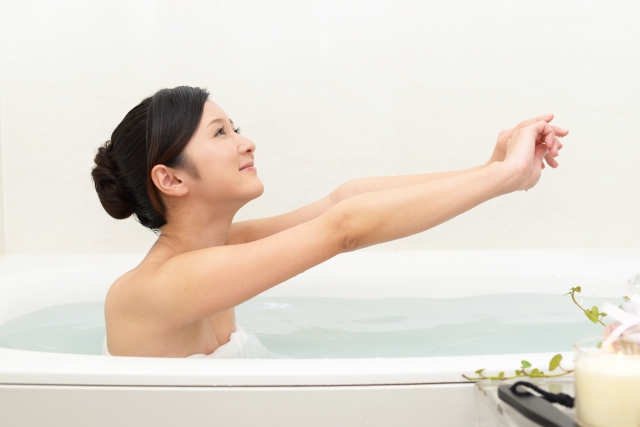 入浴する女性