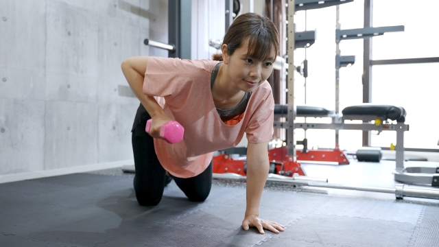腕の筋トレをする女性