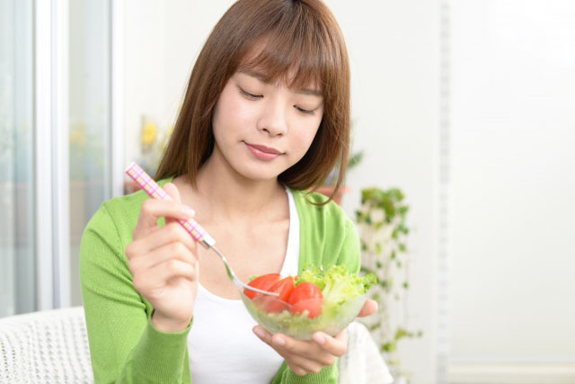 オリーブオイルダイエットをする女性