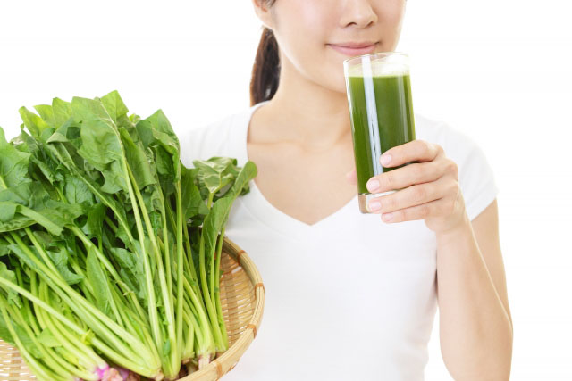 野菜ジュースを飲む女性