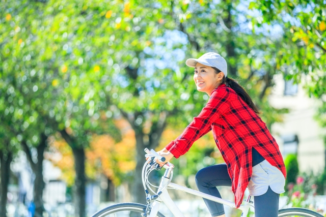 自転車に乗っている女性