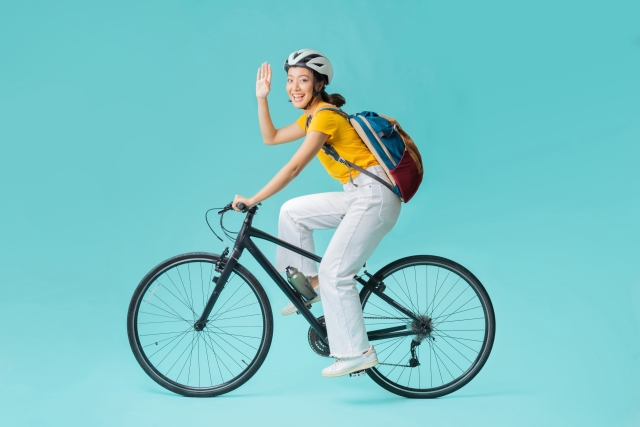 サイクリングする女性
