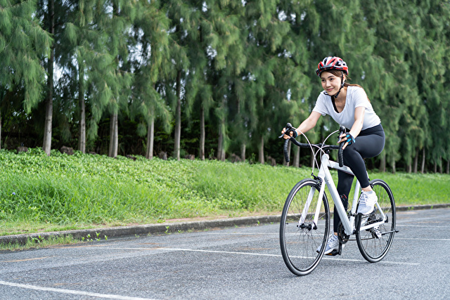 自転車に乗る女性