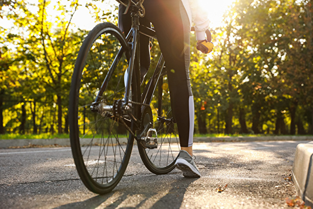 自転車に乗る女性