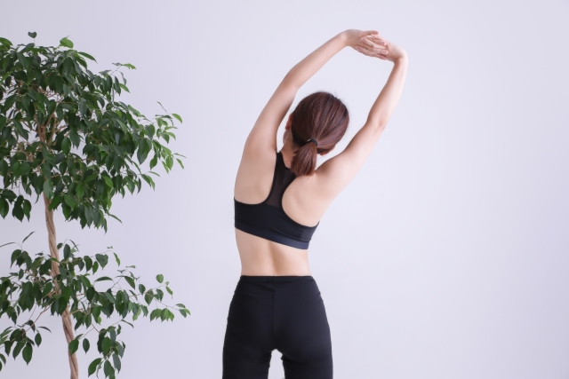 背中をストレッチする女性